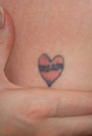 გულმკერდის წითელი გულის Tattoo ნიმუში