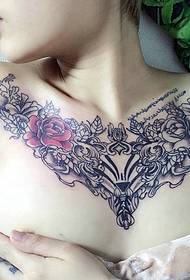 belleza caliente tiene una imagen sexy de tatuaje de cofre de flores