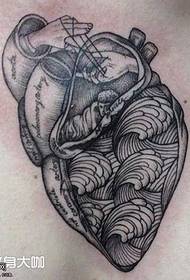 Padrão de tatuagem de coração no peito