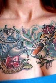 image de tatouage de poitrine de tasse de thé de couleur et de gâteau de fleur