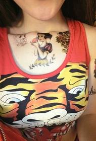 modello femminile di tatuaggi bianchi come la neve sul petto