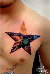 prsni uzorak tetovaže s pet zvjezdica