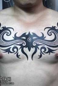 Chest knap atmosferiese totem tattoo patroon