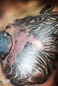 o león do peito morde un patrón de tatuaxe de terra