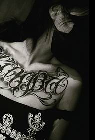 ne-mainstream djevojke na prsima cvijet engleski uzorak tetovaža
