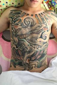 petto da uomo di personalità ricoperto da motivi alternativi per tatuaggi