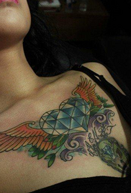 女性の胸は美しくダイヤモンドの翼のタトゥーが大好き