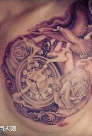 reloj despertador en el pecho rosa patrón de tatuaje