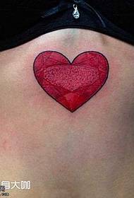 胸の赤いハートのタトゥーパターン