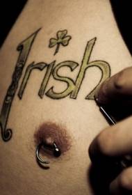 Tatuaggio di trifoglio irlandese e lettere sul petto