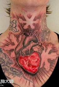 modeli i tatuazhit të zemrës në gjoks