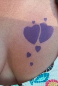 krūtinės violetinė širdies formos tatuiruotės modelis