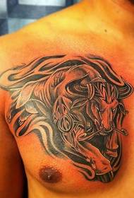 dibdib ng mga lalaki na puno ng makapangyarihang tattoo ng bison