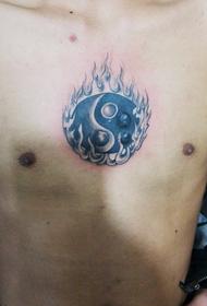 Pattern ng tattoo ng Taiji tsismosa sa dibdib ng lalaki