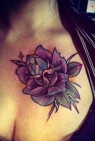 fete frumoase imagine de tatuaj floare violet pe piept