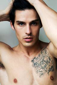 Europski muškarac prsa crno-bijela tetovaža ličnosti totem