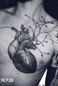 胸部心脏纹身图案