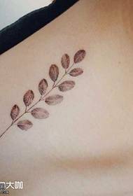 wzór tatuażu pszenicy w klatce piersiowej
