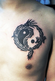 klassieke Tai Chi-skinder-tatoeëring vir manlike borste