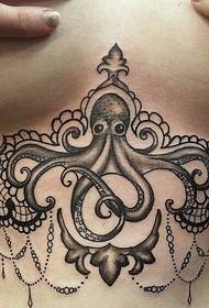 sievietes astoņkāju tetovējuma modeļa krūšu atmosfēra