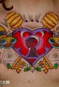 узорак меда тетоважа срца