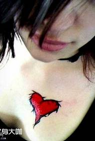 Μοντέλο τατουάζ αγάπης στο στήθος