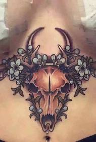 снимка на татуировка на гръден тотем, която прави човек очарован