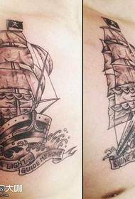 disegno del tatuaggio a vela sul petto