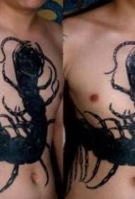 Mga abaga sa lalaki nga lalaki nga dagway sa tattoo nga gipasalamatan sa tattoo