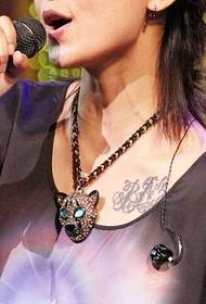 colpi settimanali sulle spalle di bellissimi tatuaggi