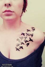 cofre un grup d'aus Patró de tatuatge