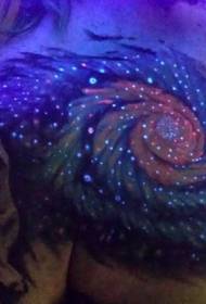 кеуде түсі флуоресцентті жұлдызды аспан татуировкасы