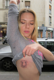 Nwa di ya nwụrụ Scarlett Johansson Chest Tattoo Pattern