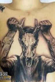 胸部牛面具紋身圖案