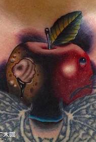 rinnassa omena tatuointi malli