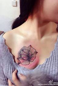 il tatuaggio floreale sul petto delle ragazze sembra così sexy