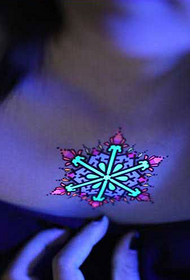 tyttö rinnassa söpö kuusikulmainen tatuointi