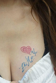 女性胸部英文字和心形纹身图案