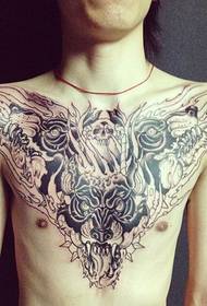 padrão de tatuagem dominadora no peito de homem