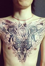 modello di tatuaggio prepotente petto uomo