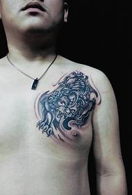 Solo un po 'di piccolo tatuaggio unicorno sul petto
