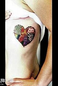patrón de tatuaxe de corazón vermello no peito