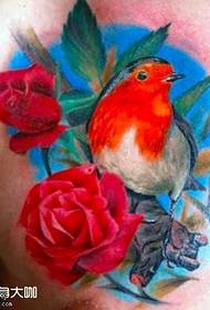 krūšu rožu putnu tetovējuma modelis