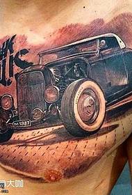 Padrão de tatuagem de carro antigo no peito