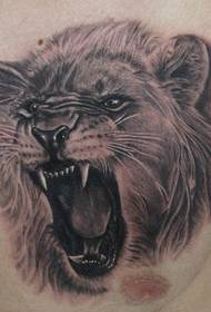 foto di tatuaggio di leone maschio arrabbiato petto sinistro
