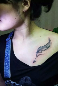 ženské hrudi 3D peří tetování