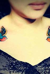 due bellissimi tatuaggi di rondine sul petto