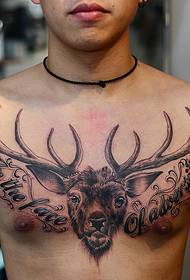 Vīriešu krūtis ar brieža galvas tetovējuma modeli