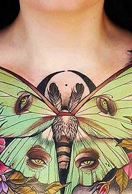 가슴 첫 번째 3D 나비 문신 사진은 눈길을 끈다.