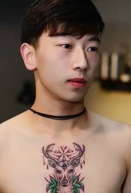 胸前 男 胸前 Um padrão de tatuagem de veado é bonito